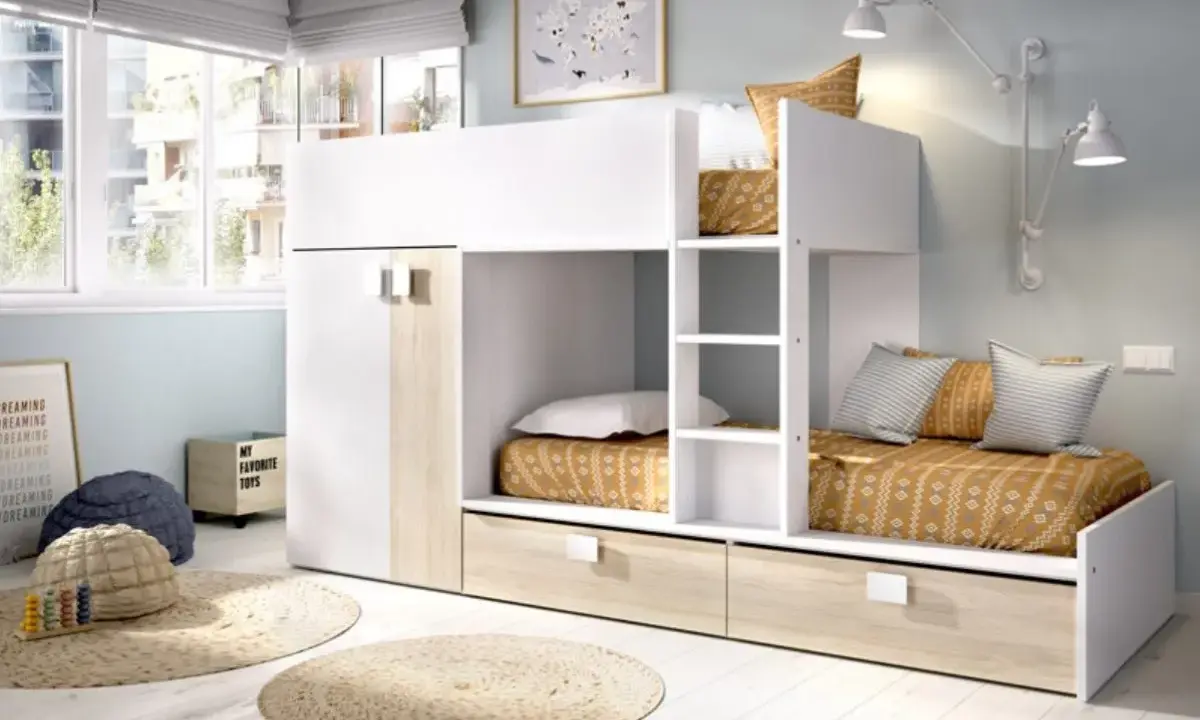 Ideas dormitorios: litera blanca y madera con cajones, cojines y alfombras circulares.