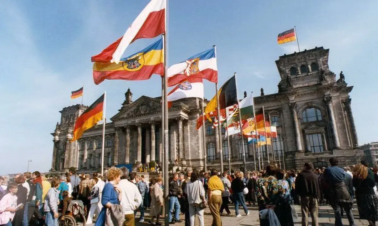 Många flaggor vajar framför Riksdagshuset i Berlin, en symbol för nationell stolthet och nationalismens betydelse.