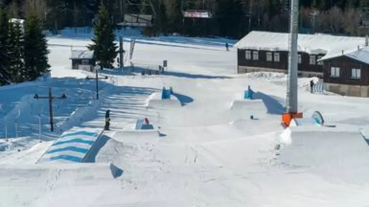 Śnieżny park z przeszkodami i rampami w Szpindlerowym Młynie.