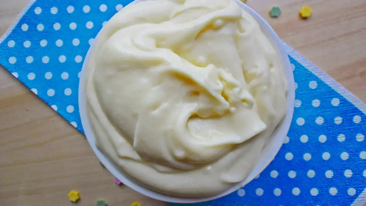 Puszysty krem budyniowy ze śmietaną 30, idealny do deserów. Wygląda pysznie!