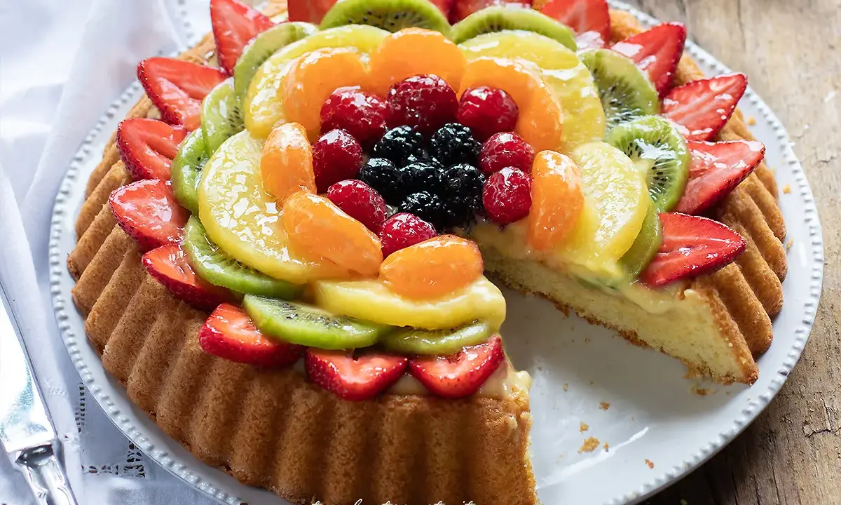 Una crostata morbida alla frutta, con fragole, kiwi, mandarini e frutti di bosco, un tripudio di colori e sapori.