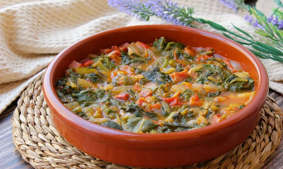 Guiso casero de acelgas con tomate y pimientos, ideal para recetas con acelgas saludables y deliciosas.