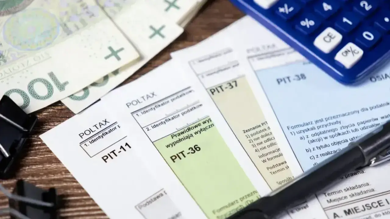 Formularze PIT-11, PIT-36, PIT-37, PIT-38, pieniądze i kalkulator. Czas na rozliczenie podatku, może nawet z pomocą pit 8c.