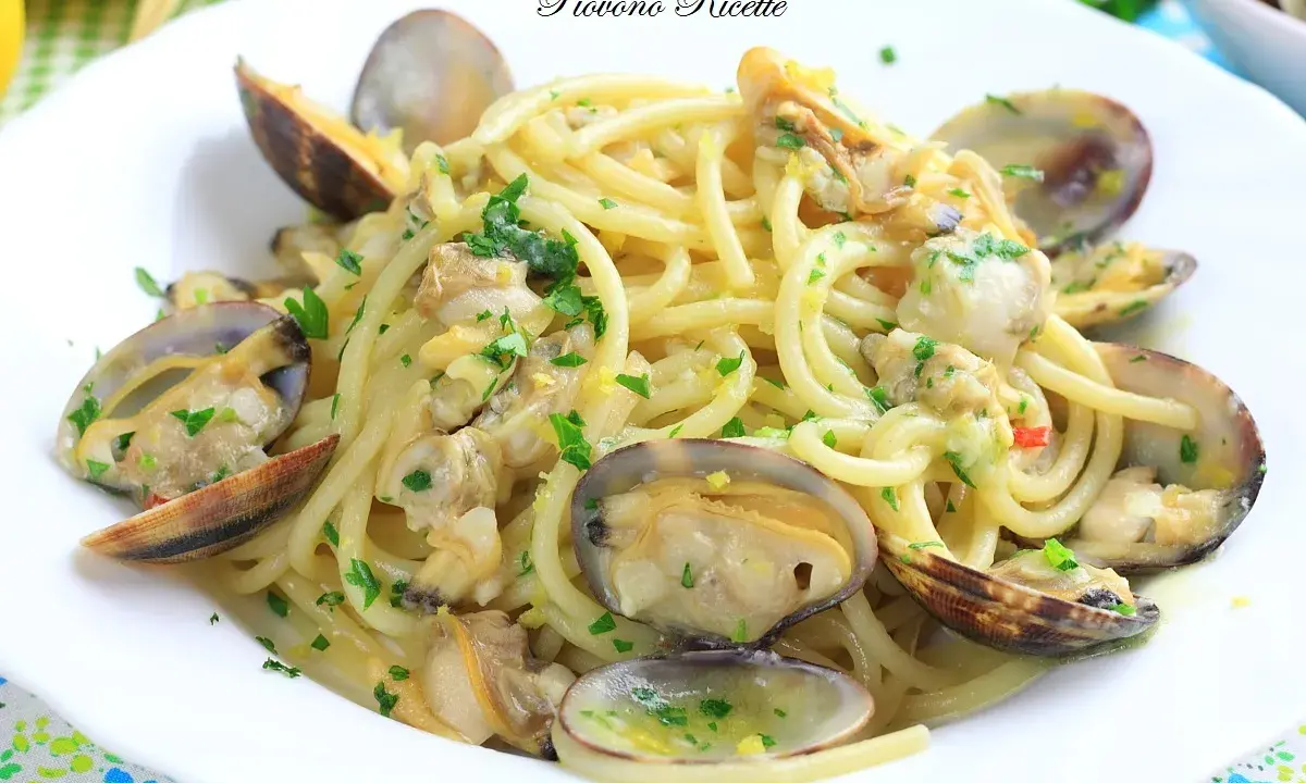 Spaghetti alle vongole cremosi come al ristorante, un piatto di pasta invitante con vongole fresche e prezzemolo tritato.