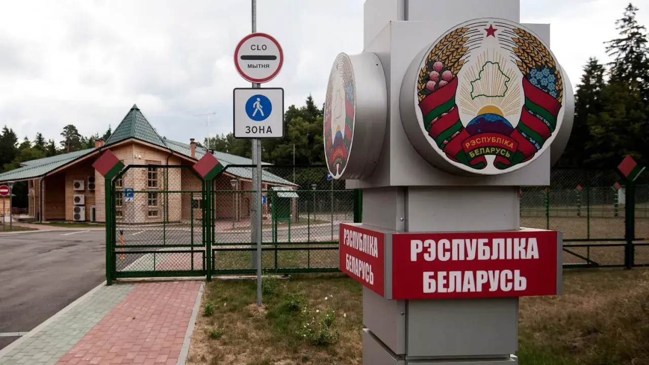 Znak graniczny i budynek odprawy celnej. Wjazd na Białoruś.