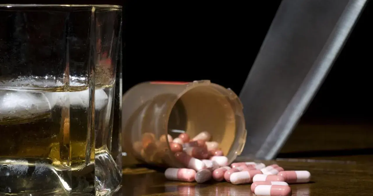 Szklanka z alkoholem, rozsypane antydepresanty i nóż. Niebezpieczne połączenie.