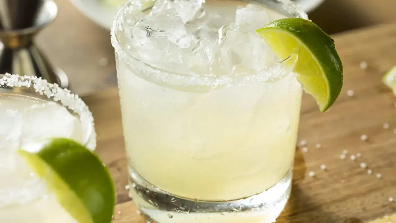 Två klassiska margaritas med saltkant och lime. Perfekt för ett somrigt margarita recept.
