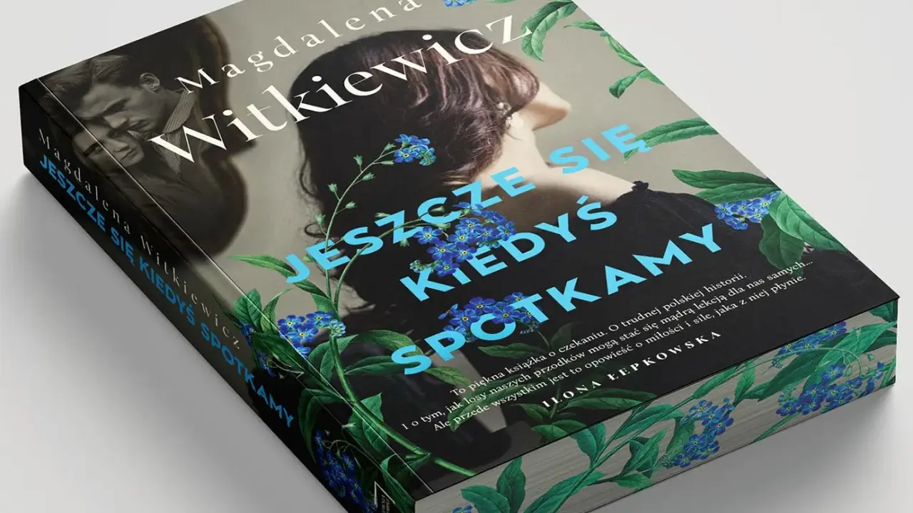 Okładka książki "Jeszcze się kiedyś spotkamy" Magdaleny Witkiewicz. W tle para, na pierwszym planie kwiaty niezapominajki.