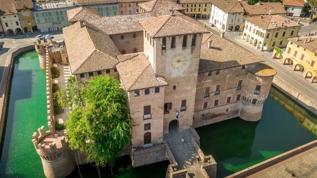 Castello di San Martino in Rio, uno dei tanti splendidi posti da visitare in Emilia Romagna, circondato da un fossato verde.