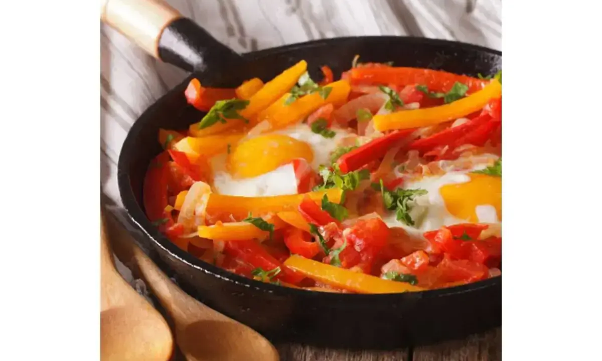Poêlée colorée de poivrons et œufs, un plat savoureux qui rappelle la recette piperade grand-mère.