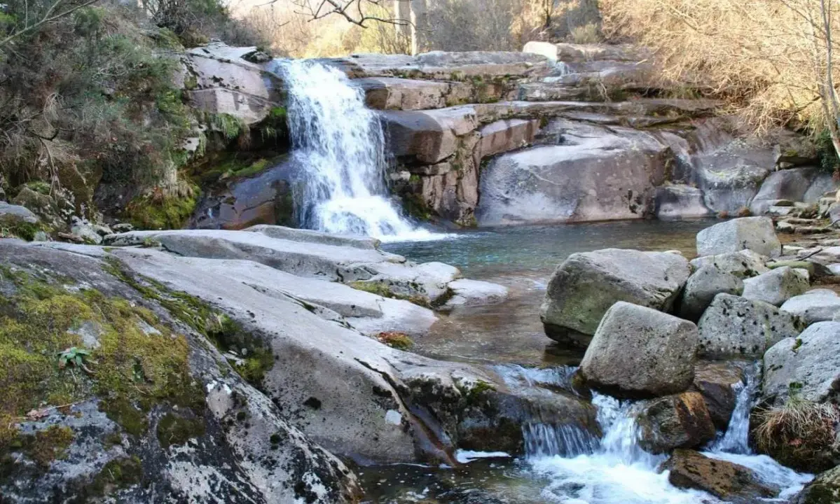 Cascada natural en Ourense, un rincón idílico para disfrutar de las termas y la naturaleza.