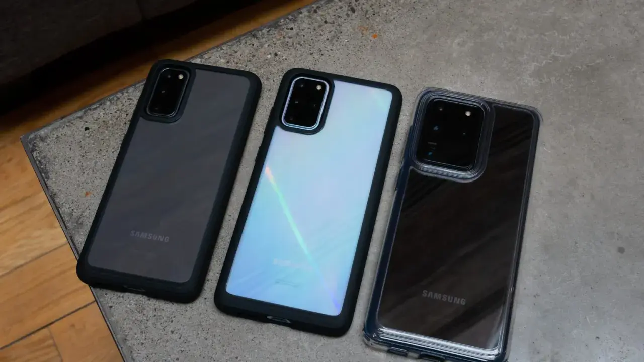 Trzy telefony Samsung Galaxy S20 w różnych etui: czarnym, białym i przezroczystym.