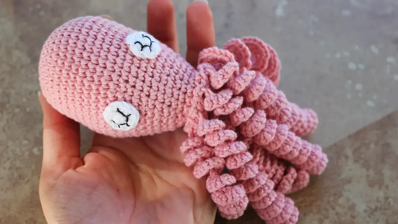 Pulpo rosa tejido a mano, ideal para bebés. Busca patrones ganchillo bebé gratis para crear el tuyo.