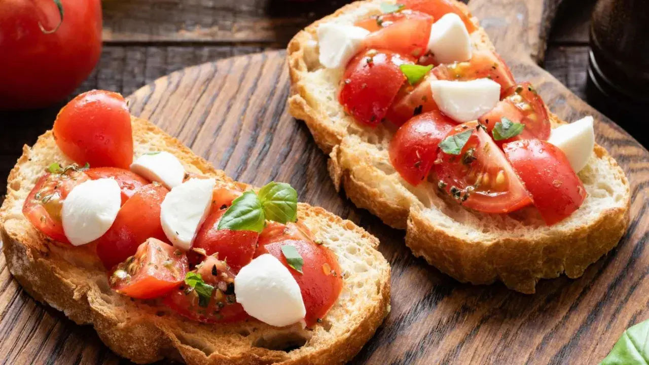 Bruschettas con tomate fresco, mozzarella y albahaca, un clásico de las recetas con aceite de oliva.