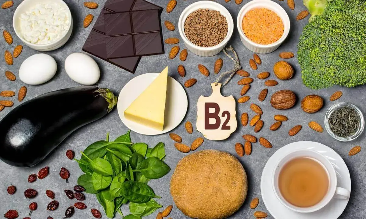 Produkty bogate w witaminę B2: jajka, ser, migdały, czekolada, brokuły, szpinak, soczewica, orzechy, herbata.