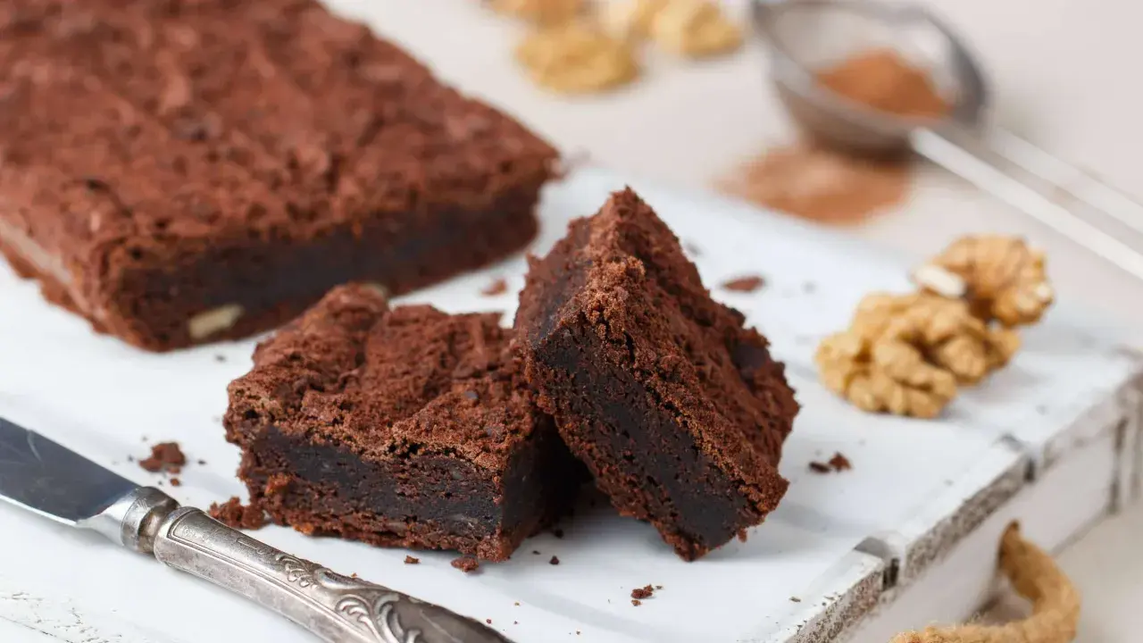 Saftige Brownies, perfekt für jedes Brownie Rezept. Mit Nüssen und einem Hauch Kakao.