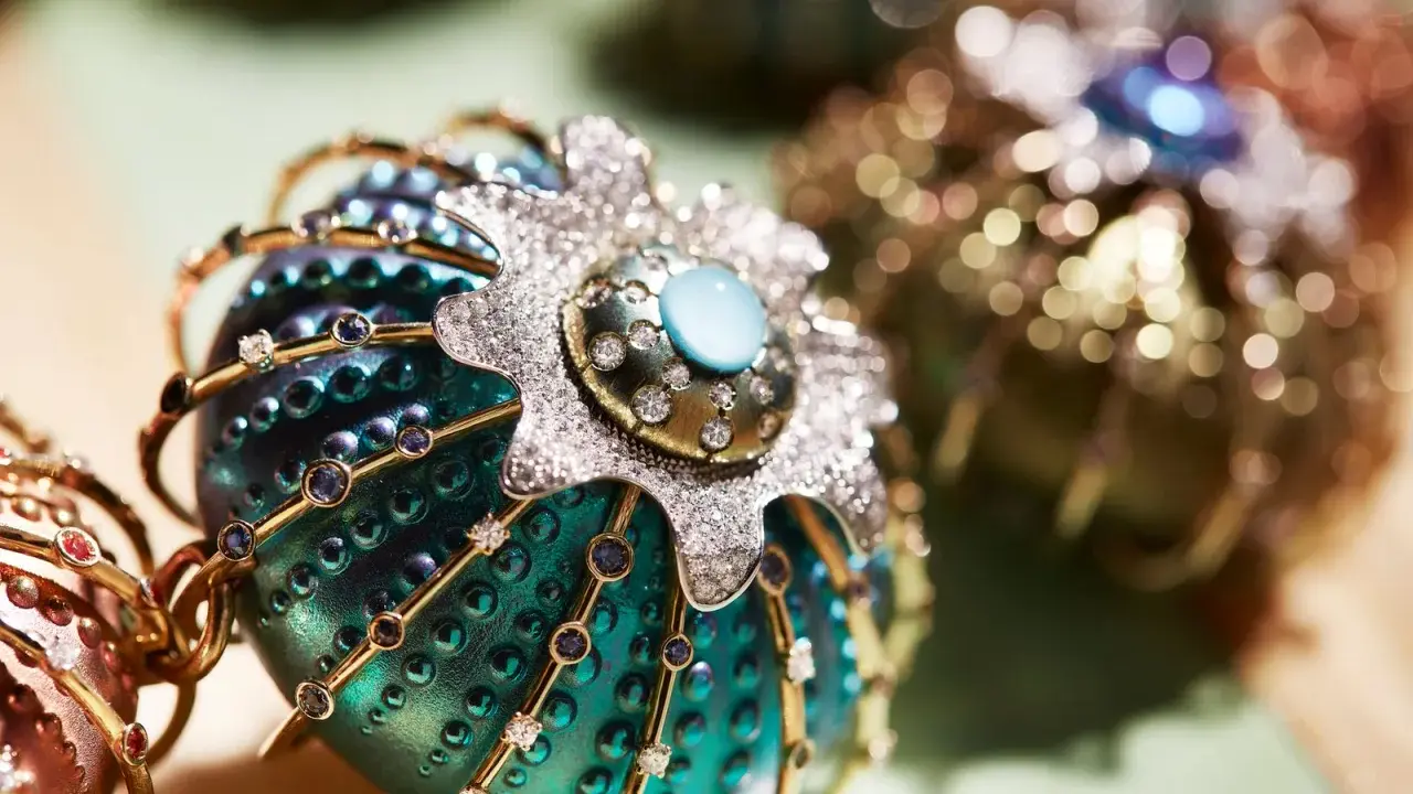 Gioiello prezioso, un uovo decorato con diamanti e zaffiri, che evoca la storia del chantecler gallo.