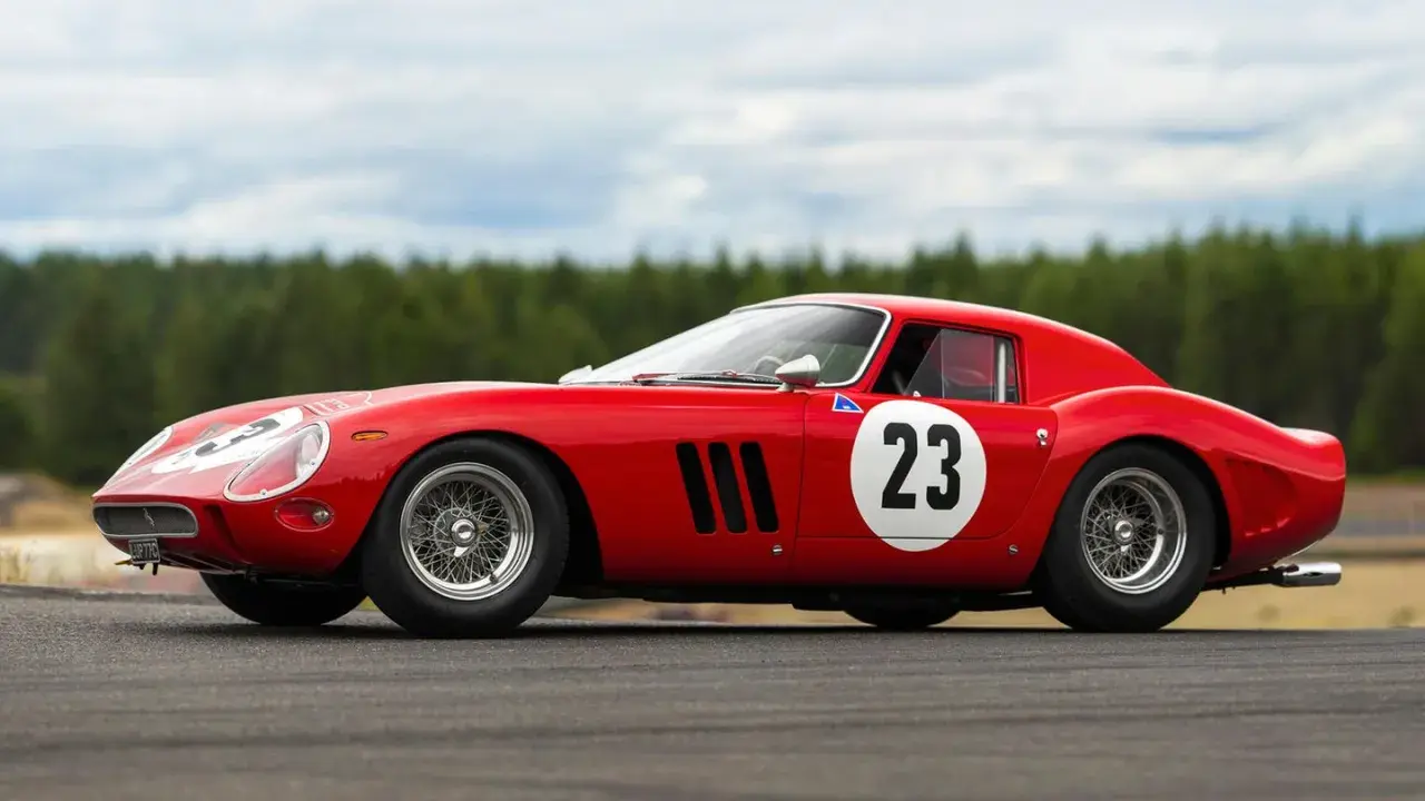 Roter Ferrari 250 GTO mit Startnummer 23. Der Neupreis war damals ein Bruchteil des heutigen Wertes.