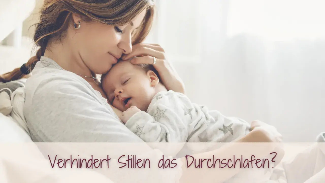 Eine Mutter hält ihr schlafendes Baby. Die Frage "Verhindert Stillen das Durchschlafen?" wird auf dem Bild gestellt.