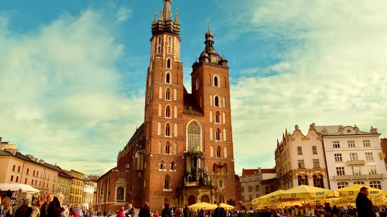 Rynek Główny w Krakowie, z Kościołem Mariackim w tle. Idealne miejsce na studia krakow i spacer.