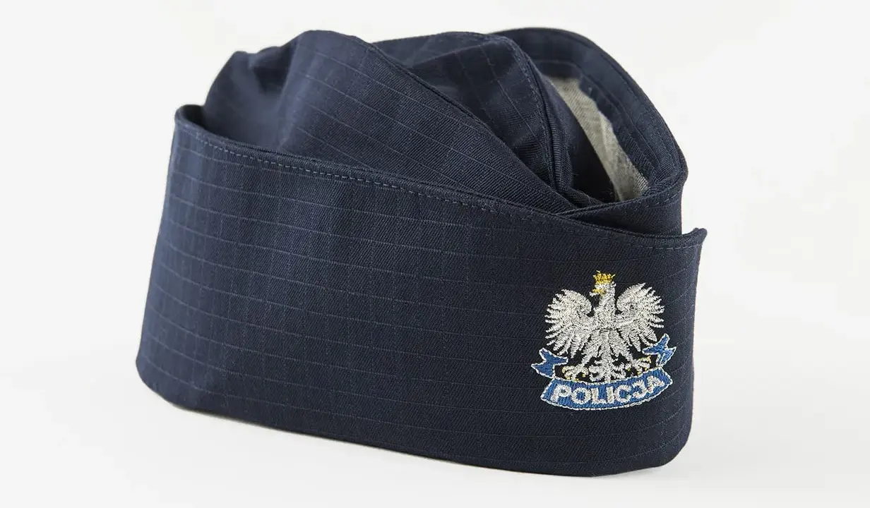 Granatowa furażerka policyjna z orłem i napisem POLICJA.