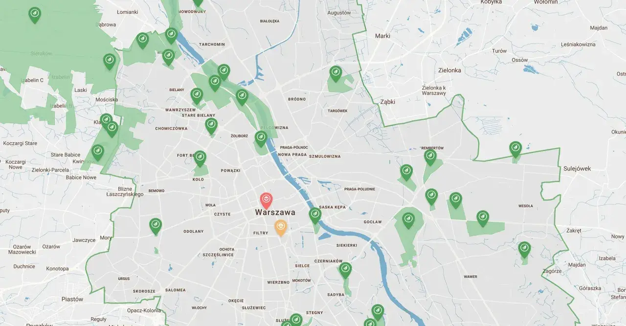 Mapa zielonych terenów w mieście nad Wisłą, z zaznaczonymi parkami i obszarami rekreacyjnymi w Warszawie i okolicach.