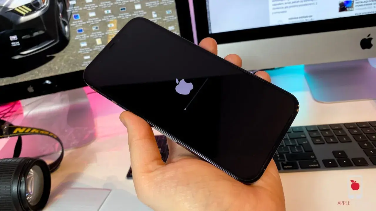 iPhone nie włącza się, tylko jabłko. Telefon zawiesił się na logo Apple.