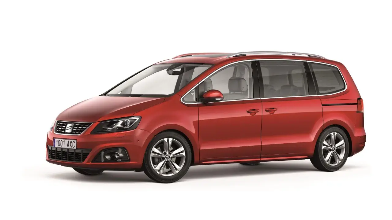 Un Seat Alhambra rojo, ideal para familias, con detalles de diseño y llantas deportivas. Conoce sus medidas.