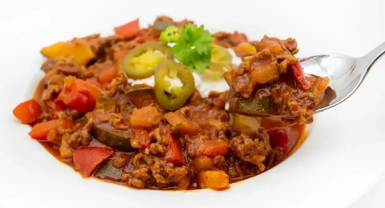 Herzhaftes Chili mit Hackfleisch, Zucchini, Paprika und Jalapeños. Perfekt für **volume eating** und eine sättigende Mahlzeit.