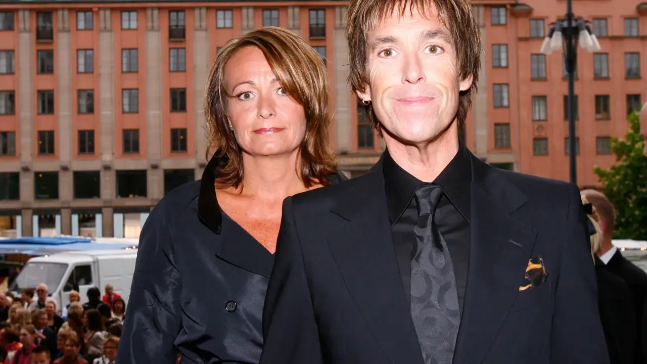 Gessle, ung och stilig, poserar med en kvinna framför en byggnad i Stockholm.