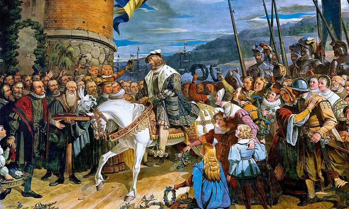 En kung på vit häst mottar hyllningar. Scenen påminner om en vasatiden film med folk i historiska dräkter.