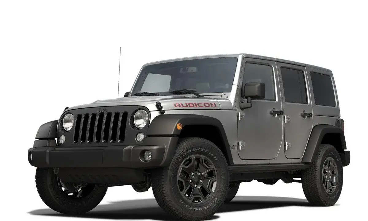 Un coche Jeep Rubicon plateado, listo para la aventura, con la palabra "Rubicon" en rojo sobre el capó.