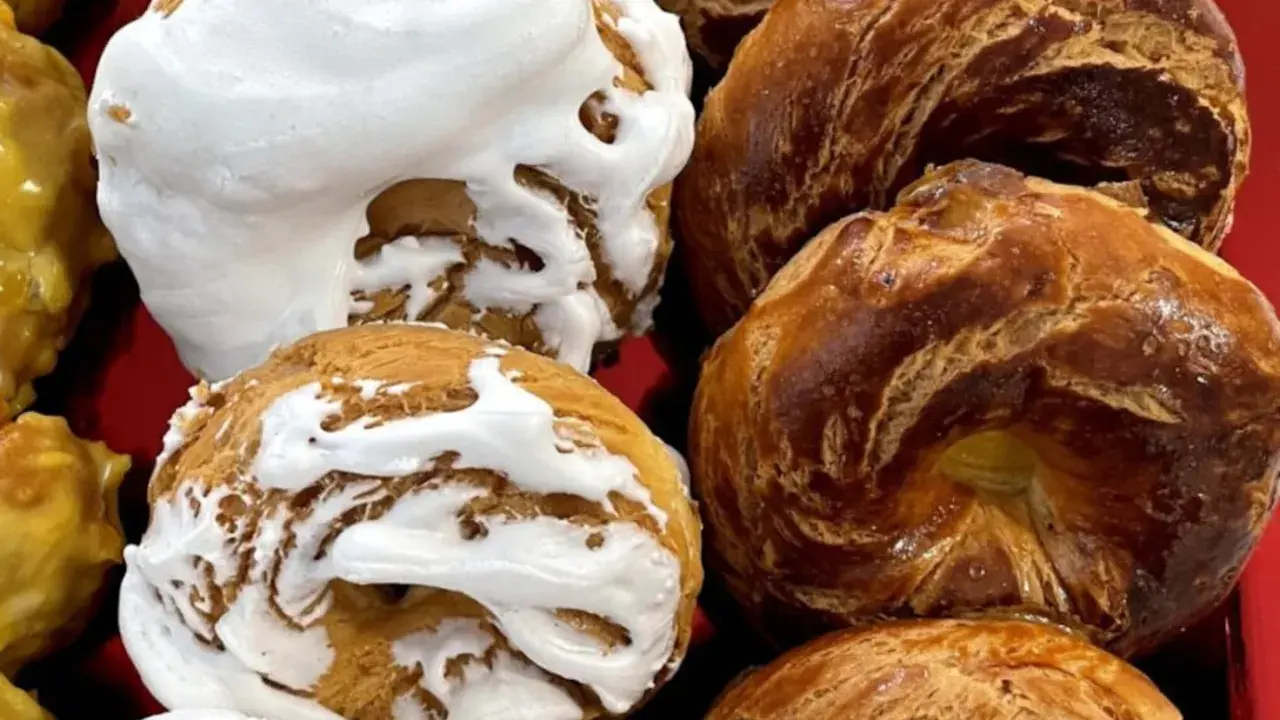 Rosquillas tontas y listas: unas cubiertas de merengue blanco, otras doradas y brillantes.