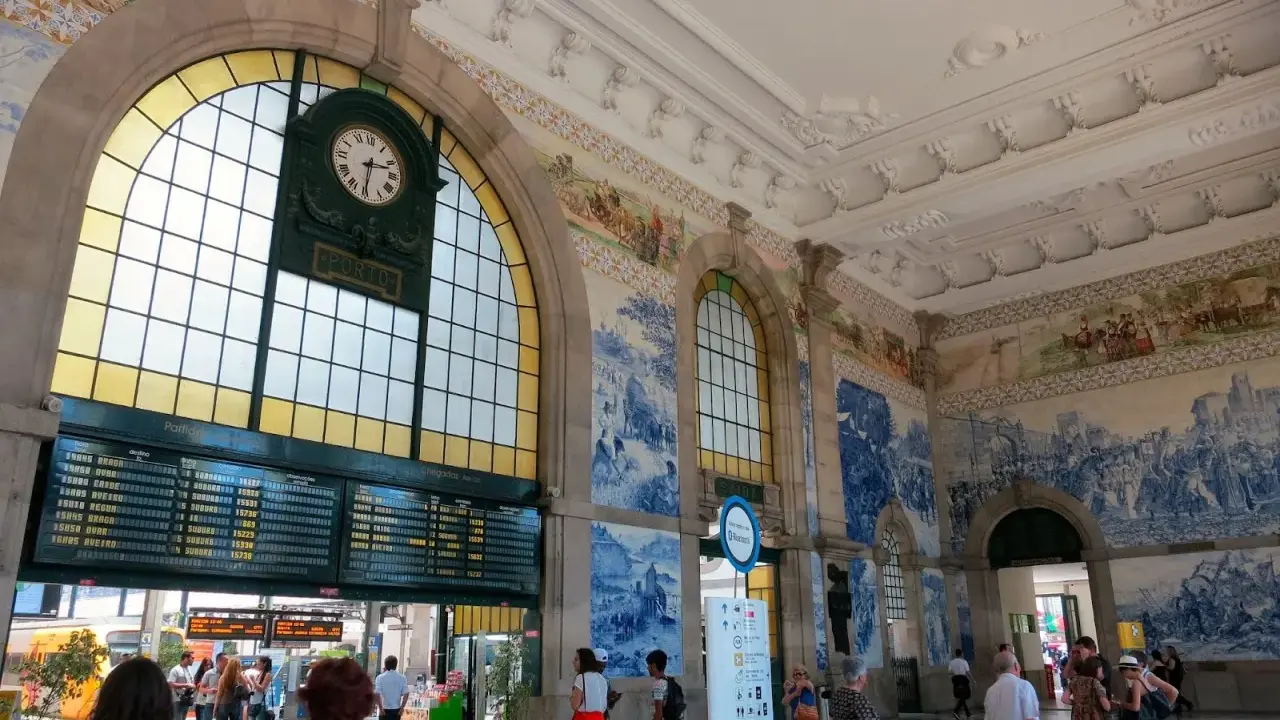 Der Bahnhof Porto mit seinen beeindruckenden Azulejo-Kacheln und einer großen Anzeigetafel.