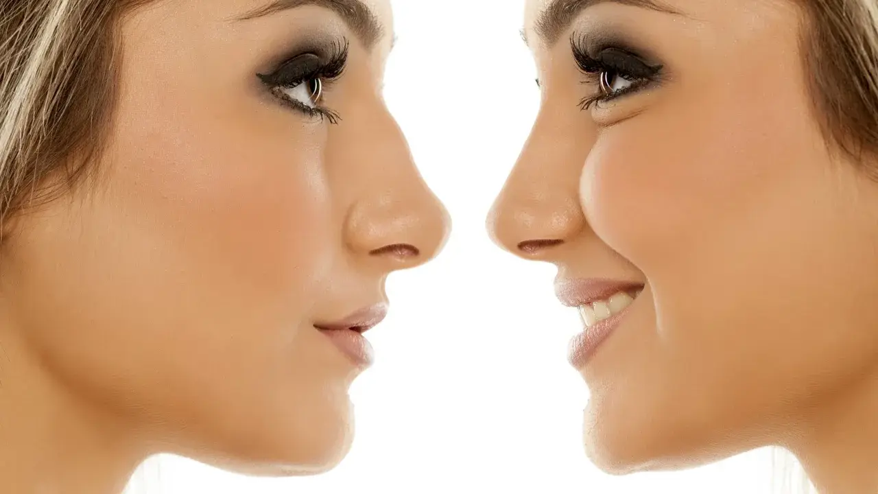 Dwa profile kobiet patrzą na siebie. Jedna z nich ma lekko zadarty, orli nos i ciemne smoky eye. Druga uśmiecha się, odsłaniając zęby.