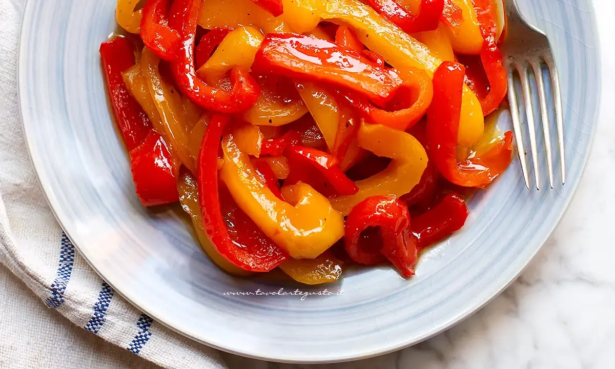 Peperoni in agrodolce, la ricetta della nonna. Un piatto colorato e saporito, perfetto per ogni occasione.