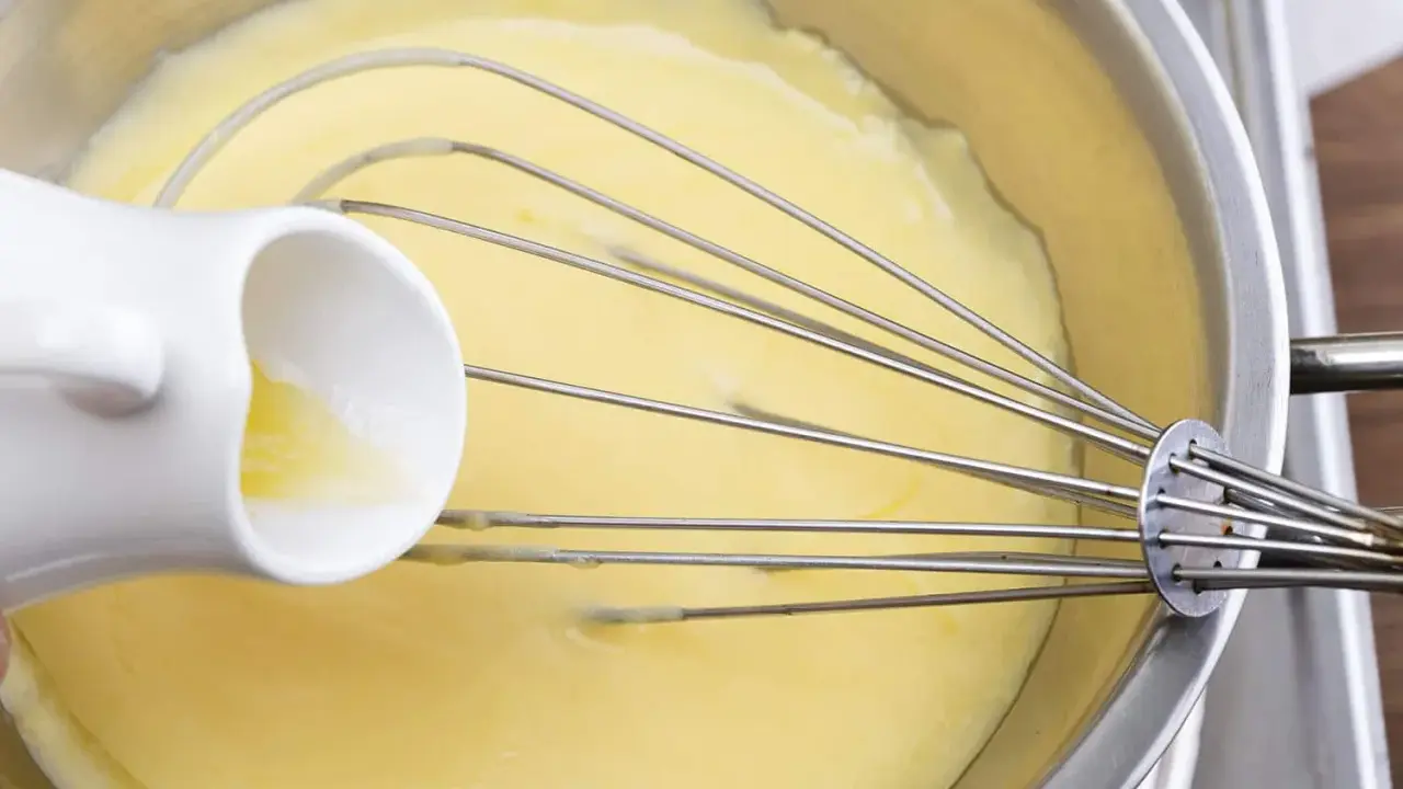 Préparation d'une sauce hollandaise sans beurre, une touche légère et onctueuse pour vos plats.