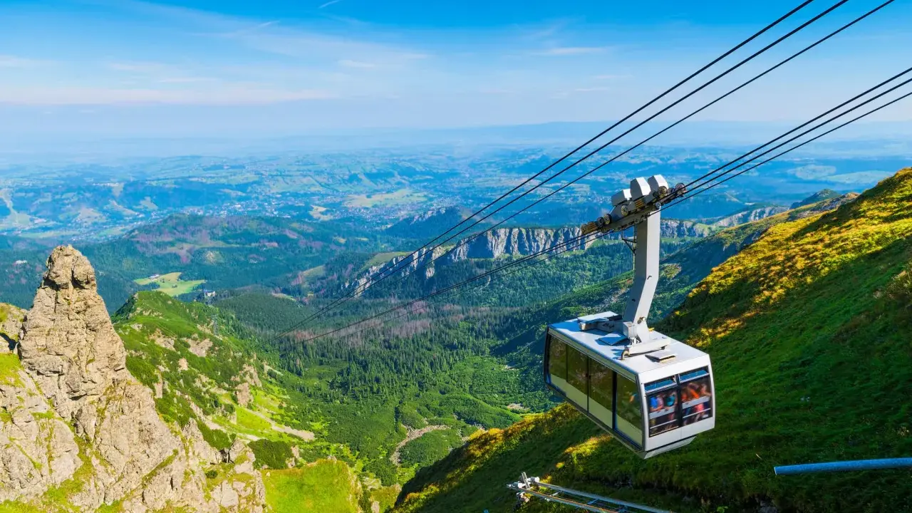 Kasprowy Wierch kolej wjeżdża na szczyt, oferując zapierające dech w piersiach widoki na Tatry i Kotlinę Zakopiańską.
