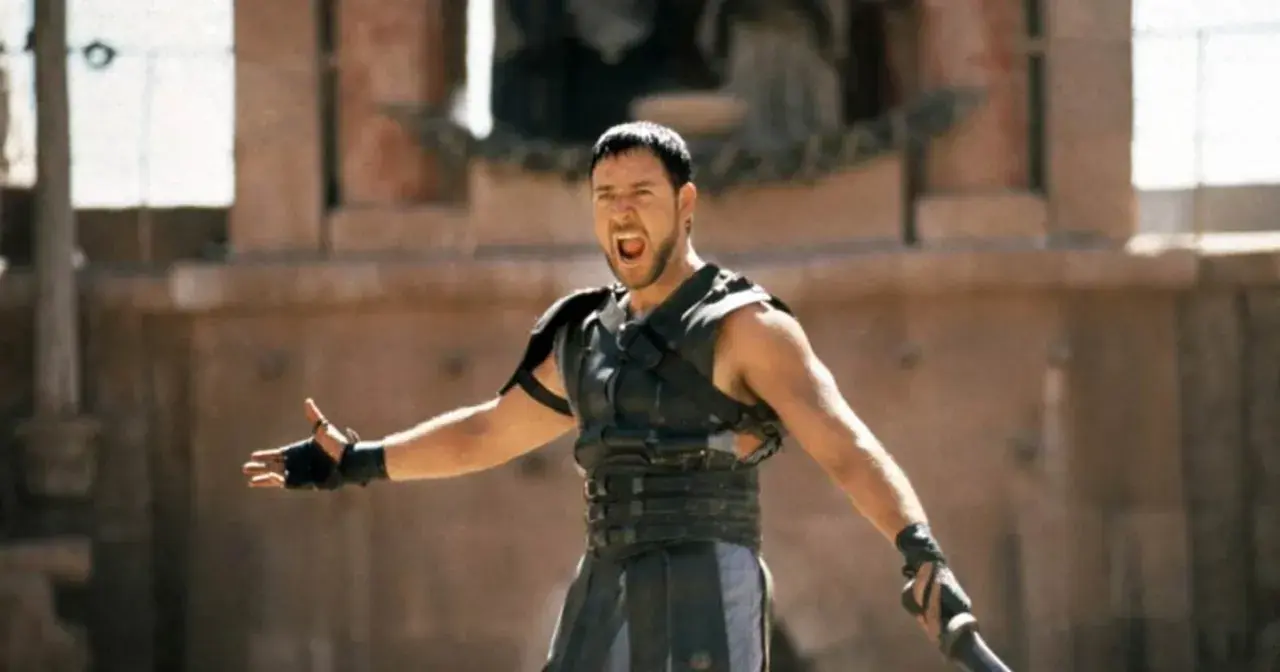Maximus, gladiator, krzyczy w amfiteatrze, gotowy do walki. Kto to?