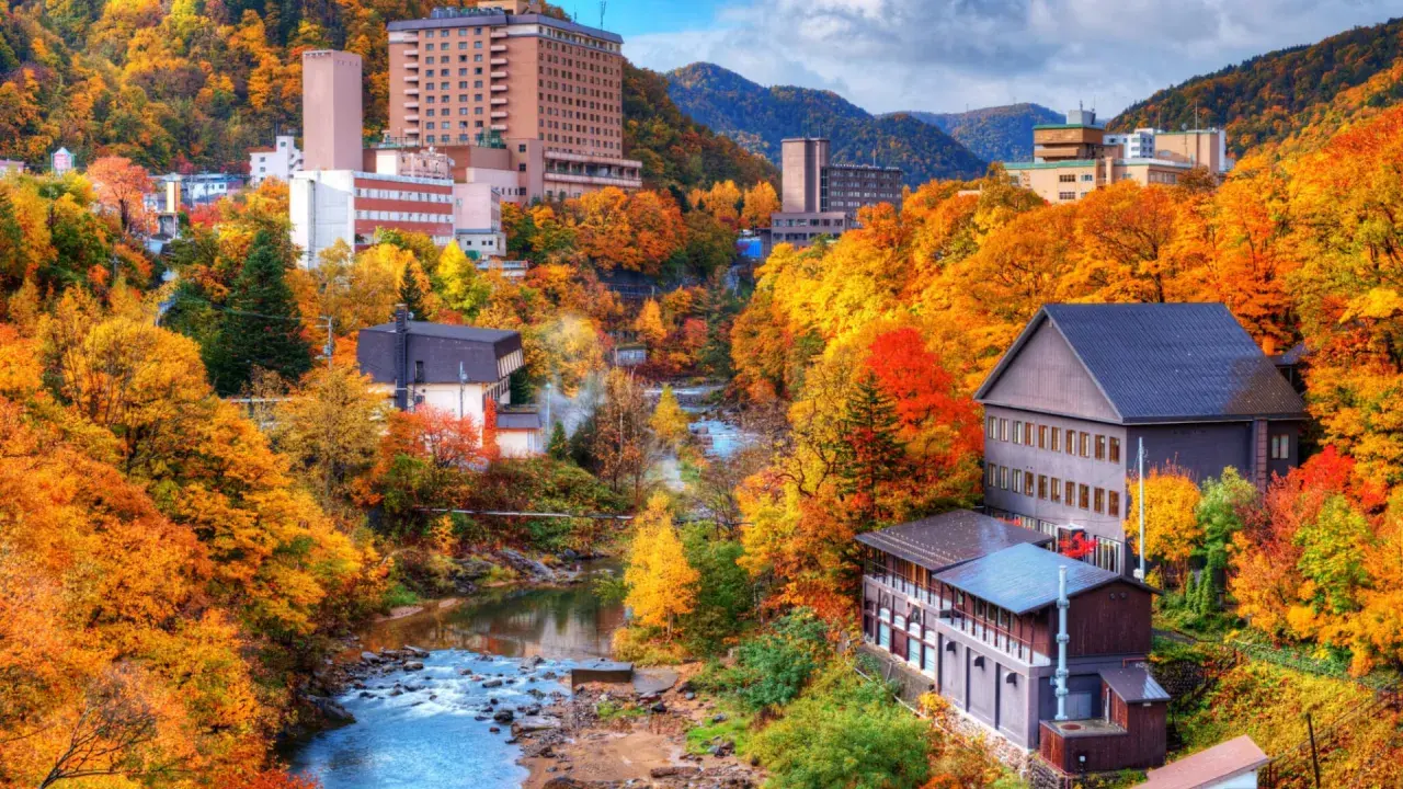 En stad i Japan badar i höstens färger. En perfekt plats att fundera på vart man ska resa i oktober, med sina varma toner och vackra natur.