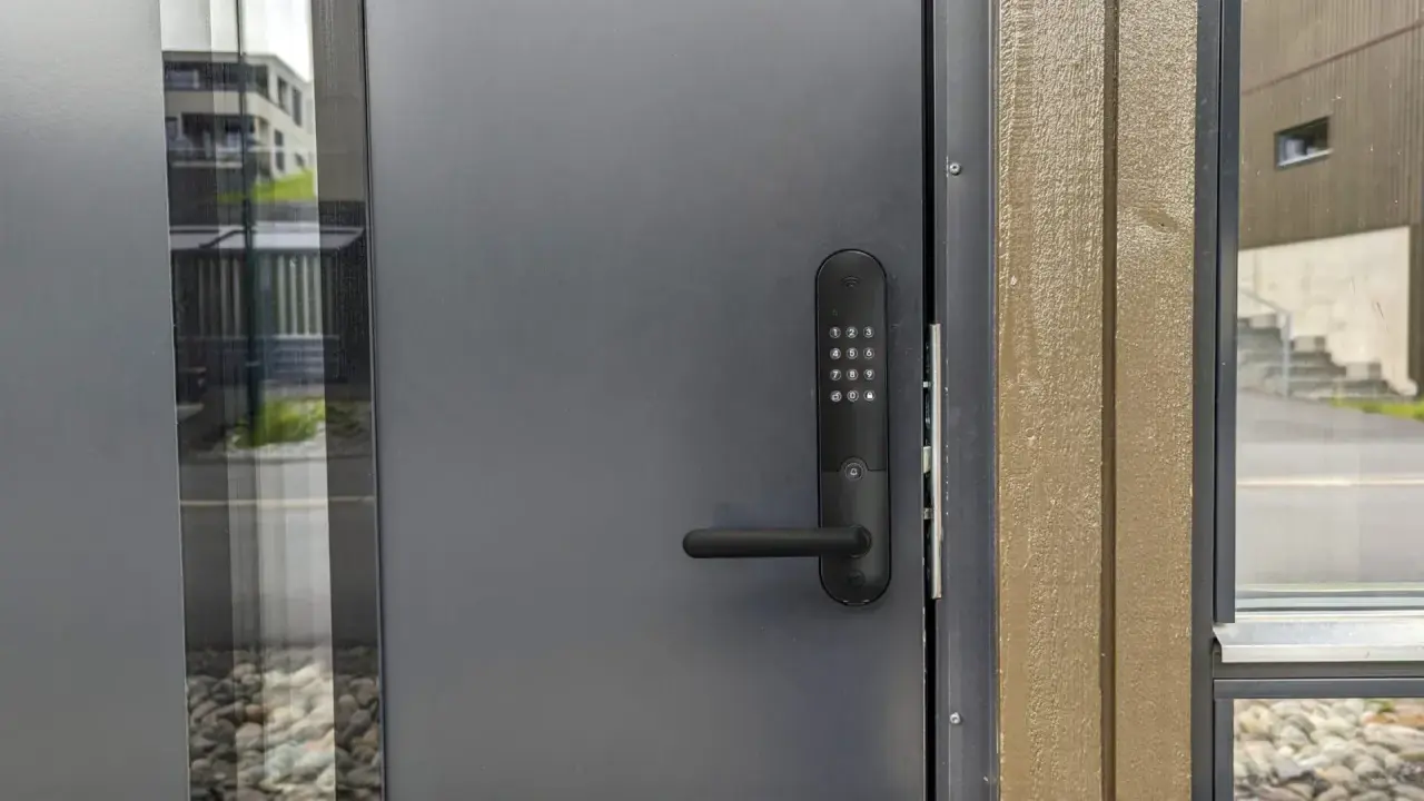 Säker dörr med Yale Doorman LS3 kodlås och handtag.