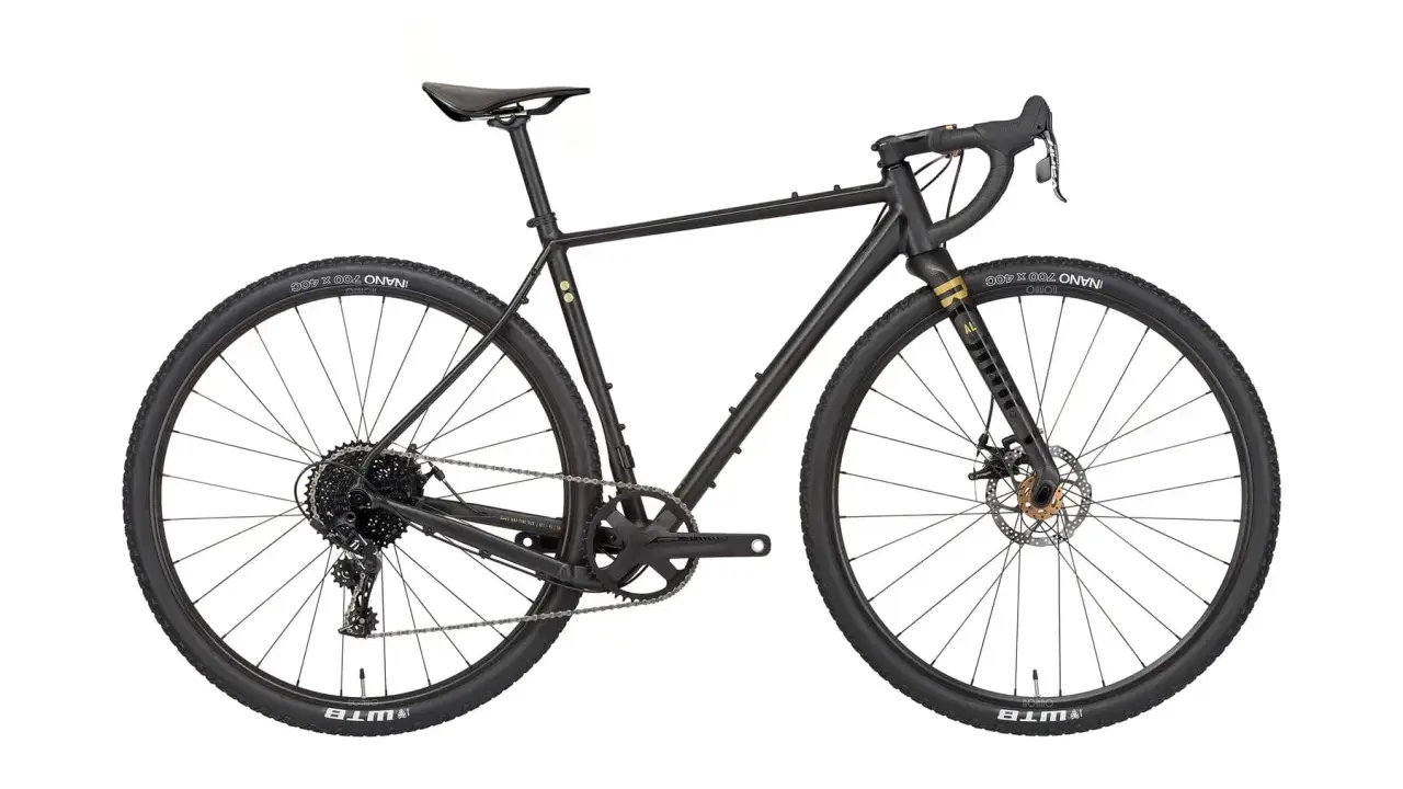 Czarny rower gravelowy Rondo Ruut z napędem SRAM i oponami WTB Nano.
