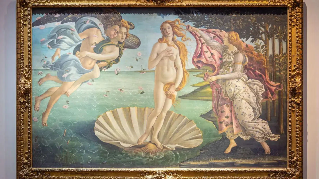 La Naissance de Vénus de Botticelli, une œuvre emblématique de la galerie des Offices, dépeint la déesse sur une coquille, accueillie par Zéphyr et une Hora.