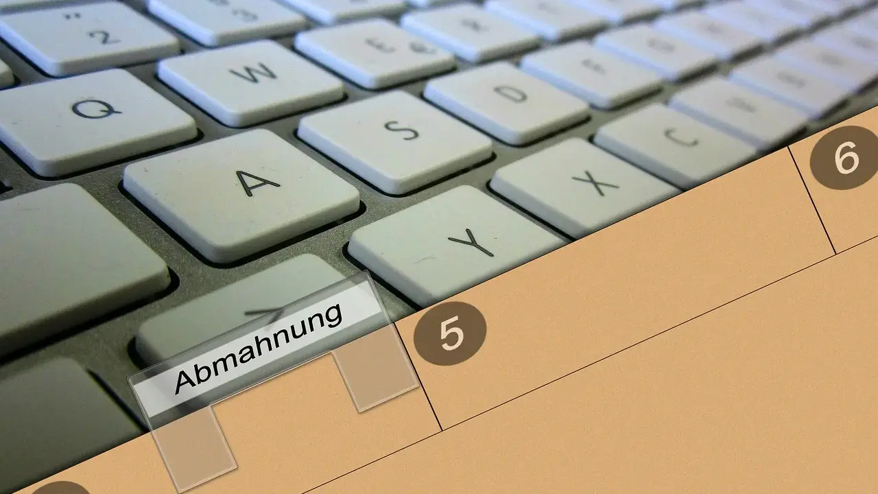 Tastatur mit der Beschriftung "Abmahnung" und den Ziffern 4, 5, 6. Ein Hinweis auf eine mögliche Abmahnung DSGVO.