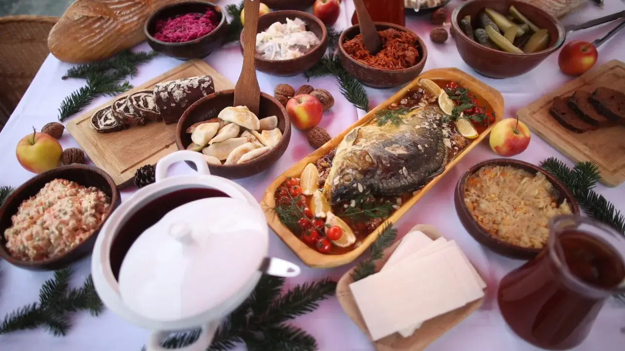 Tradycyjne potrawy wigilijne: karp, pierogi, kapusta z grochem, barszcz, sałatki i makowiec.