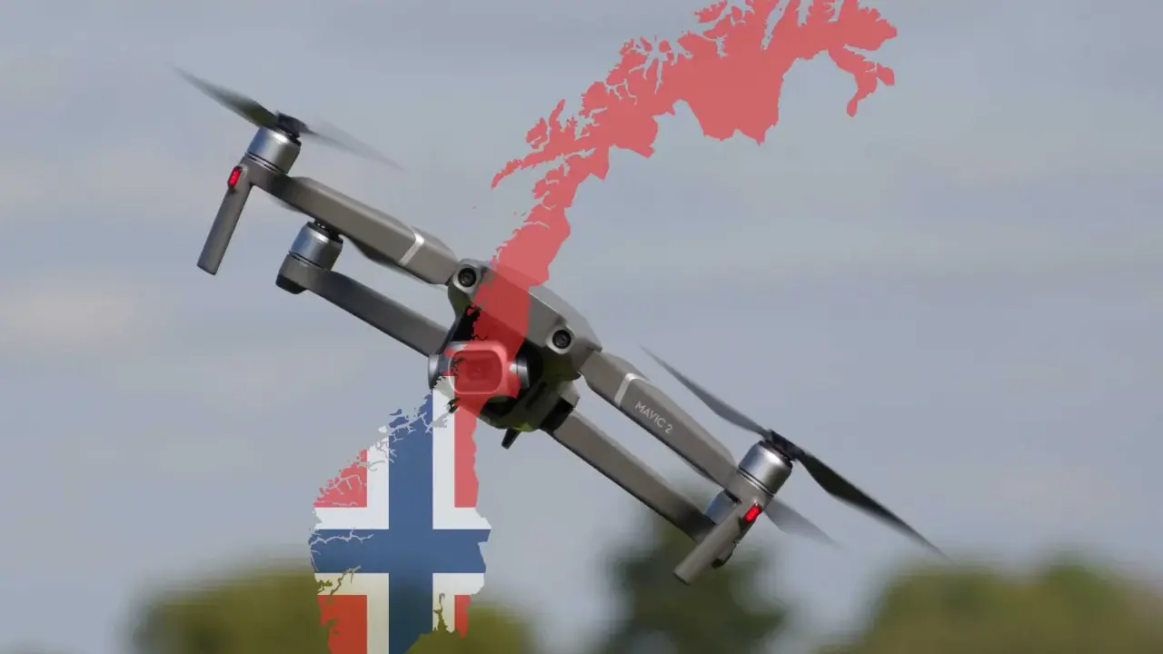 Eine Drohne fliegt über Norwegen. Die Umrisse des Landes sind mit der norwegischen Flagge und einer roten Umrisskarte überlagert.