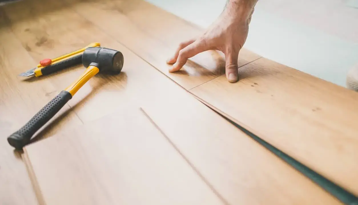 Instalación de parquet con martillo y cúter. ¡Soluciones caseras para reparar tu suelo!