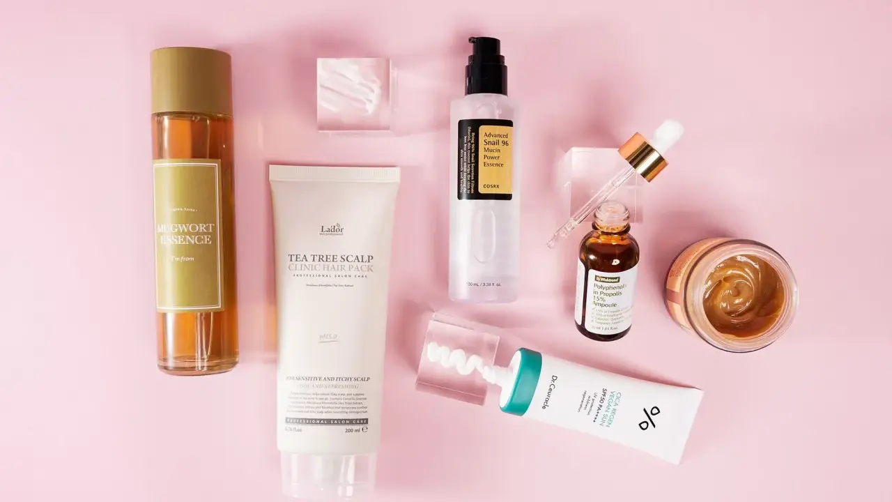 Hudvårdsprodukter för en enkel hudvårdsrutin: essence, hårinpackning, serum, ampull och solskydd.
