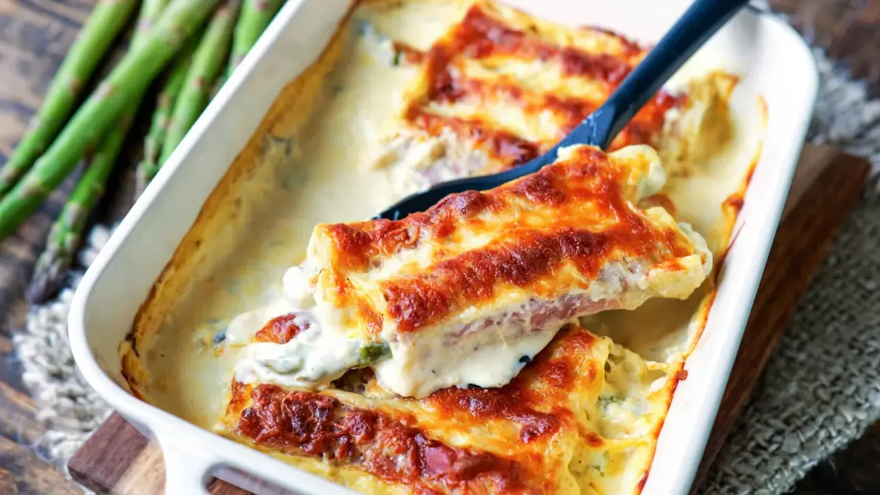 Überbackene Cannelloni mit Spargel und Schinken, ein köstliches Cannelloni Rezept, serviert in einer Auflaufform.
