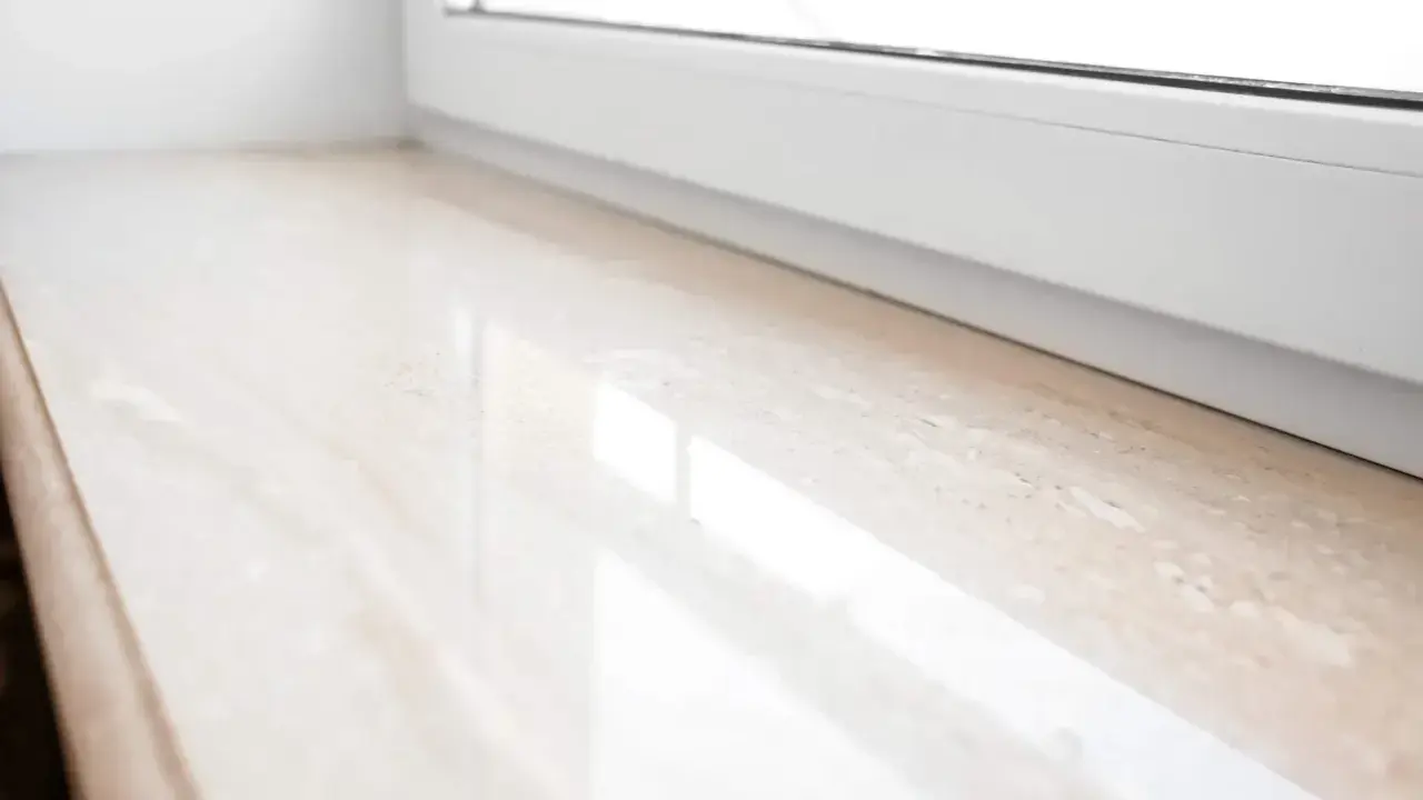 Elegancki parapet z konglomeratu w jasnym odcieniu, odbijający światło.